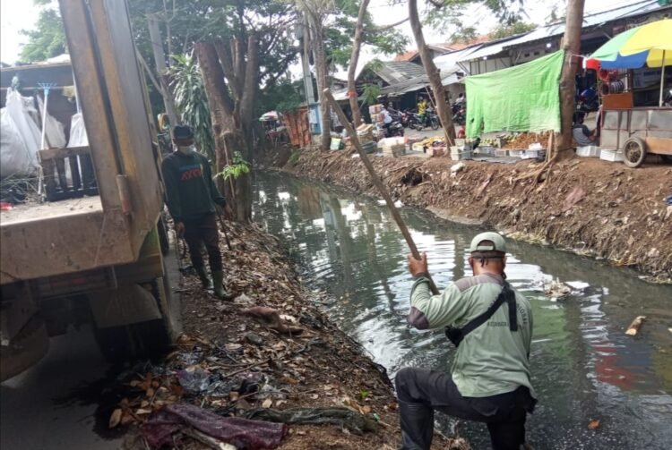 Antisipasi Banjir, Sampah di Pasar Sipon Cipondoh Dibersihkan