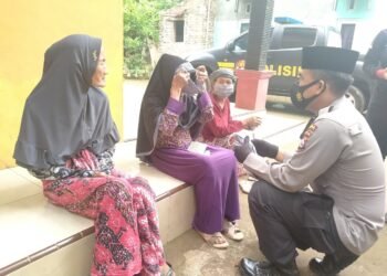 Cegah Penyebaran Covid-19, Polda Banten Bagikan Masker di Kelurahan Banjarsari