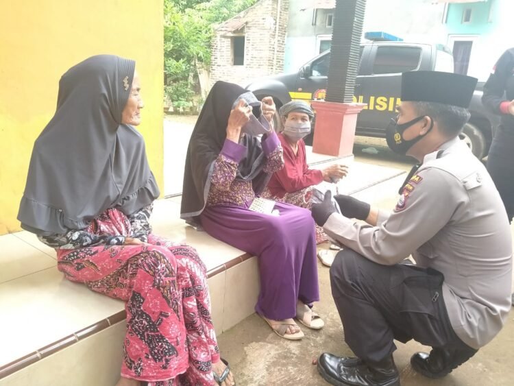 Cegah Penyebaran Covid-19, Polda Banten Bagikan Masker di Kelurahan Banjarsari