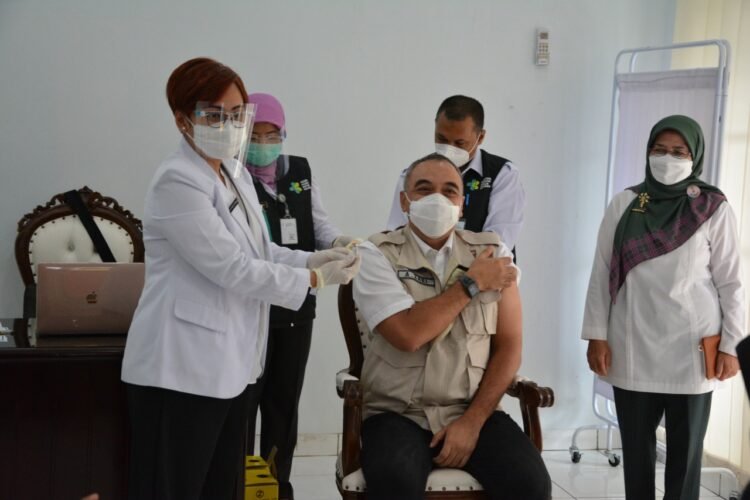 Dari 14 Pejabat Banten Hanya 9 yang Disuntik Vaksin Sinovac