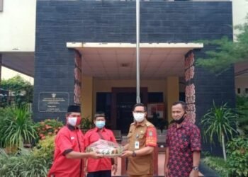 Eratkan Sinergisitas, PDIP Kota Tangerang Bagikan Tumpeng di 13 Kecamatan