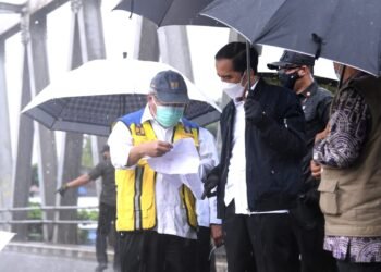 Keterangan Pers Presiden RI setelah Peninjauan Lokasi Terdampak Banjir di Provinsi Kalimantan Selatan, 18 Januari 2021, di Jembatan Mataraman, Kabupaten Banjar, Provinsi Kalimantan Selatan