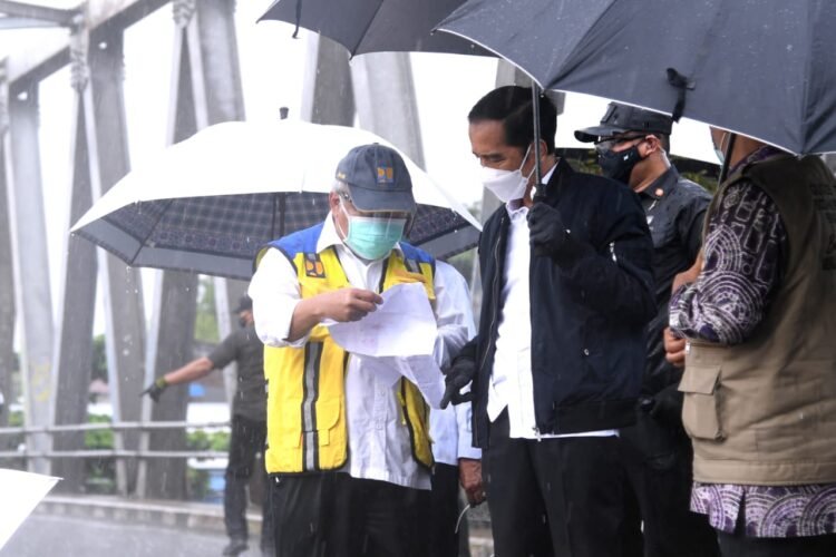 Keterangan Pers Presiden RI setelah Peninjauan Lokasi Terdampak Banjir di Provinsi Kalimantan Selatan, 18 Januari 2021, di Jembatan Mataraman, Kabupaten Banjar, Provinsi Kalimantan Selatan