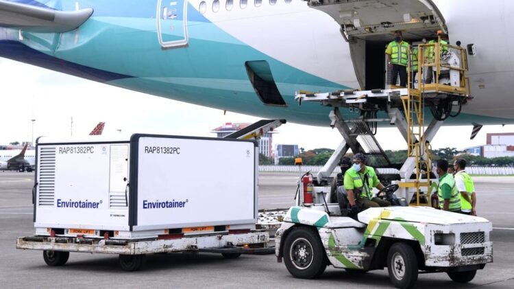 Lima Belas Juta Dosis Bahan Baku Vaksin Covid-19 Tiba di Indonesia