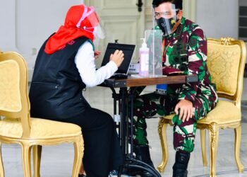 Panglima TNI dan Kapolri Ikuti Vaksinasi COVID-19 Perdana Bersama Presiden Jokowi