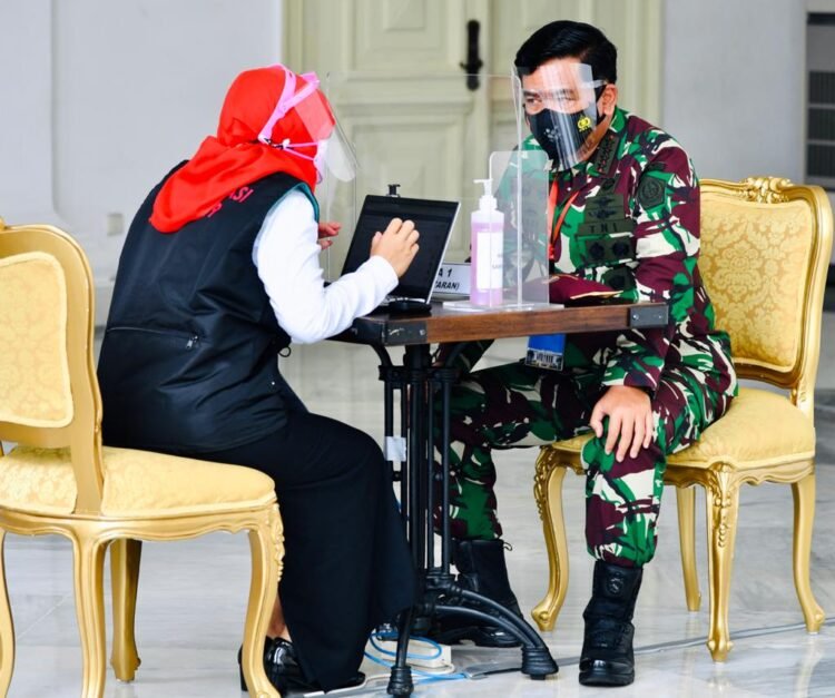 Panglima TNI dan Kapolri Ikuti Vaksinasi COVID-19 Perdana Bersama Presiden Jokowi