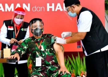 Panglima TNI dan Kapolri Ikuti Vaksinasi Perdana Bersama Presiden