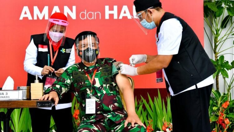 Panglima TNI dan Kapolri Ikuti Vaksinasi Perdana Bersama Presiden