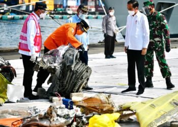 Presiden Apresiasi Kerja Keras Tim SAR Gabungan Evakuasi Pesawat Sriwijaya Air SJ 182