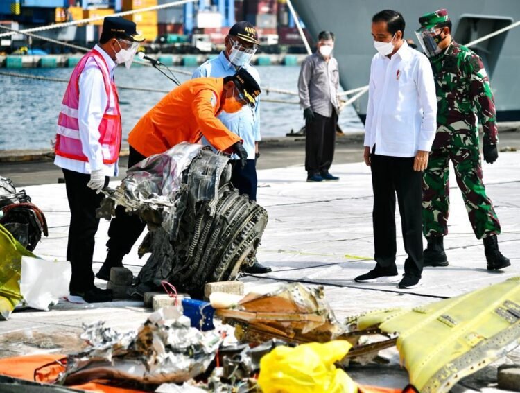 Presiden Apresiasi Kerja Keras Tim SAR Gabungan Evakuasi Pesawat Sriwijaya Air SJ 182