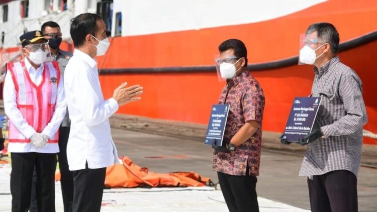 Presiden Tinjau Posko Darurat Evakuasi Pesawat Sriwijaya Air SJ 182
