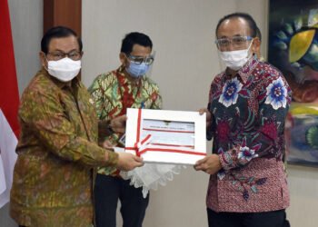 Seskab Pramono Anung Serahkan DIPA Sekretariat Kabinet Tahun Anggaran 2021