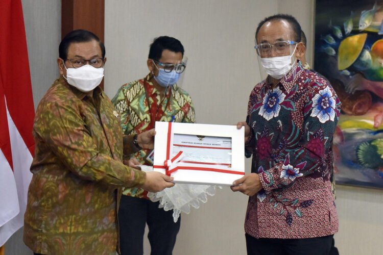 Seskab Pramono Anung Serahkan DIPA Sekretariat Kabinet Tahun Anggaran 2021