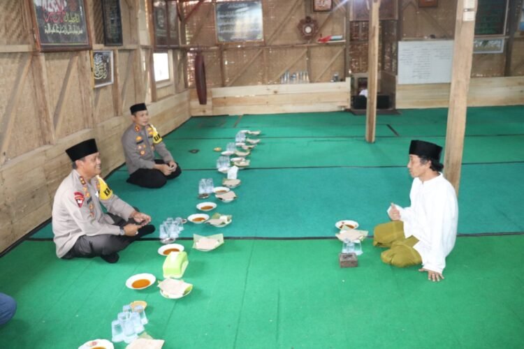 Sowan ke Kediaman KH Abuya Aceng, Kapolda Banten Minta Dukungan Ulama