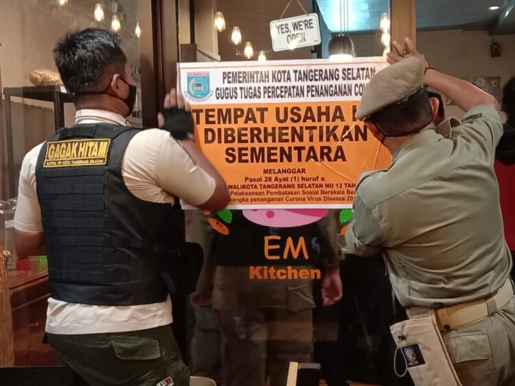 Sudah Tiga Kali Diperingatkan Masih Beroperasi, Tiga Cafe Disegel Tim Gagak Hitam