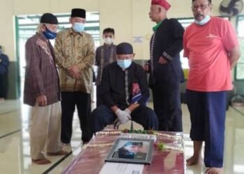 Tangis Orangtua Isti Pramugari Nam Air Pecah di Depan Peti Jenazah
