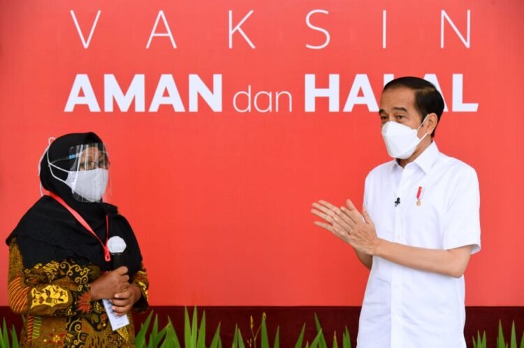 Terima Vaksin COVID-19 Bersama Presiden, Narti: Mudah-Mudahan Wabah Ini Cepat Berlalu