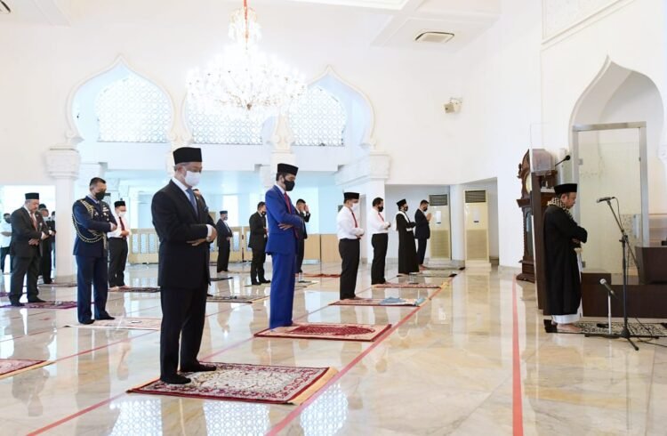 Presiden Jokowi dan PM Muhyiddin Yassin Tunaikan Salat Jumat di Masjid Baiturrahim