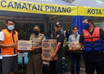 Banjir di Pinang Griya, Relawan Pemuda Bantu Evakuasi hingga Dapur Umum