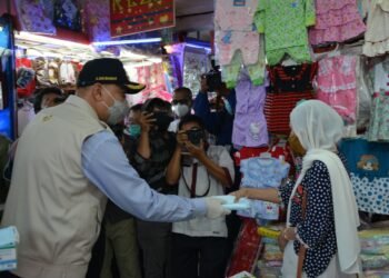 Bupati Zaki Bagikan Masker Di Pasar Kelapa Dua