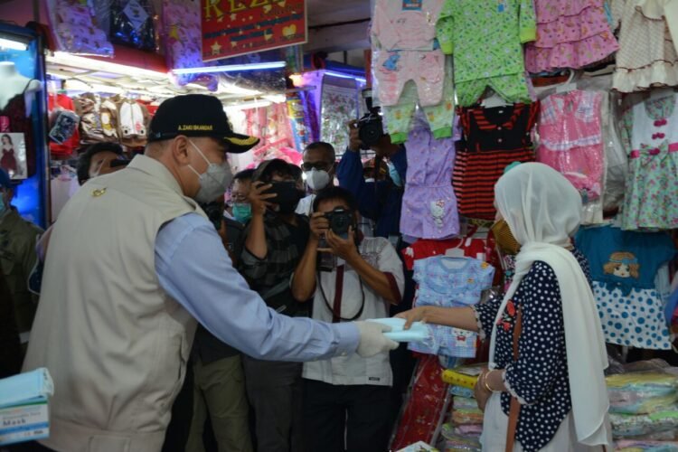 Bupati Zaki Bagikan Masker Di Pasar Kelapa Dua