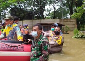 Heroik, Kapolres Tangsel Terobos Banjir hingga Dorong Perahu Karet