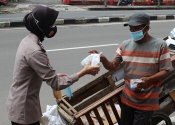 Jumat Barokah Polda Banten, Bagikan Nasi Bungkus Kepada Pemulung dan Pengayuh Becak