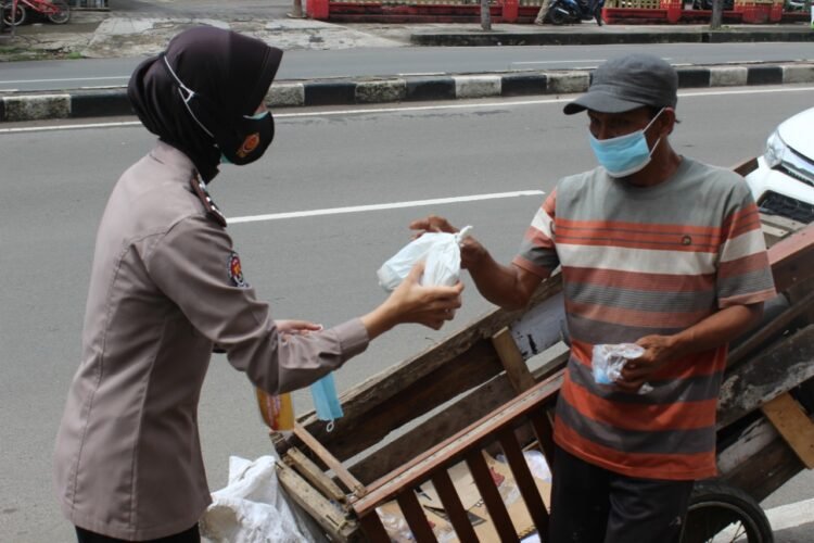 Jumat Barokah Polda Banten, Bagikan Nasi Bungkus Kepada Pemulung dan Pengayuh Becak