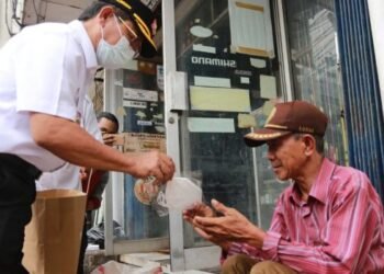 Pemkot Tangerang Berbagi Masker di Pasar Lama
