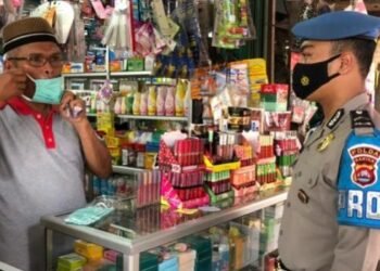 Polda Banten Bagikan 12.000 Masker di Pasar Baros
