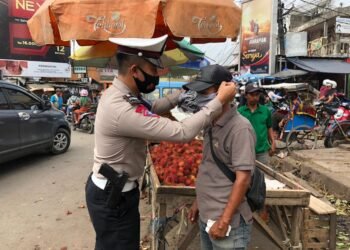 Polda Banten Bagikan 5000 Masker, bersama TNI dan Satpol PP dalam Sinergi 3 Pilar