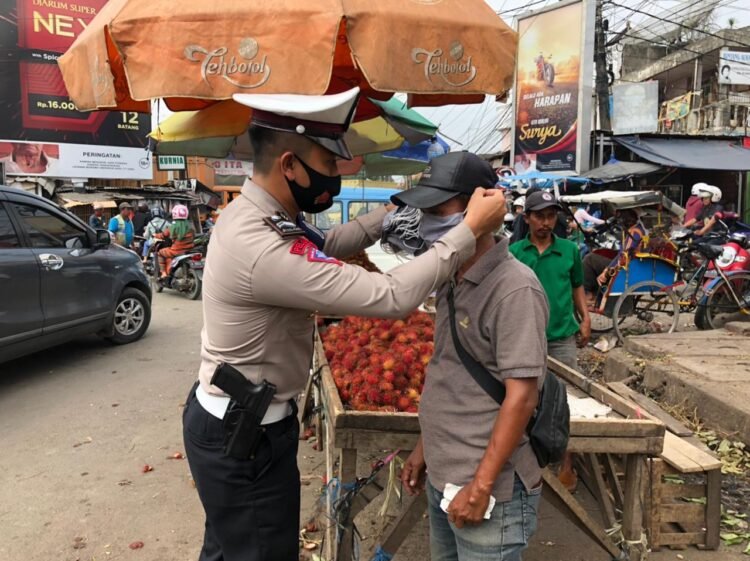 Polda Banten Bagikan 5000 Masker, bersama TNI dan Satpol PP dalam Sinergi 3 Pilar