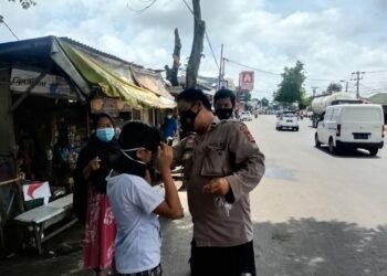 Polda Banten Bagikan Ratusan Masker di Pasar Kragilan