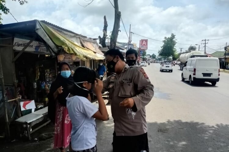 Polda Banten Bagikan Ratusan Masker di Pasar Kragilan