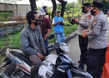 Polisi Bagikan Masker di Terminal Pakupatan Serang