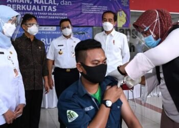 Presiden Jokowi Sidak Vaksinasi Massal Pedagang di Pasar Tanah Abang