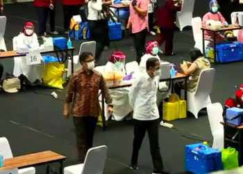 Presiden Jokowi Tinjau Pelaksanaan Vaksinasi Massal SDM Kesehatan di DKI Jakarta