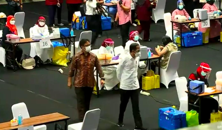 Presiden Jokowi Tinjau Pelaksanaan Vaksinasi Massal SDM Kesehatan di DKI Jakarta