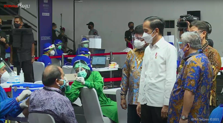 Presiden Jokowi Tinjau Vaksinasi Massal Bagi Wartawan di Senayan, Jakarta