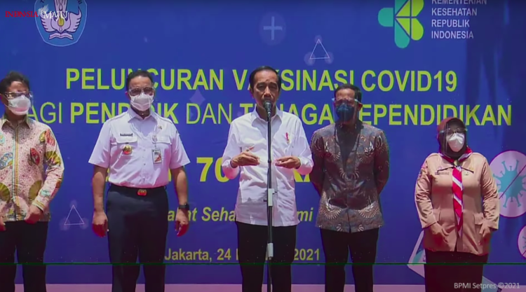 Presiden Jokowi Tinjau Vaksinasi Massal bagi Pendidik dan Tenaga Kependidikan