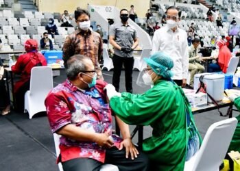 Presiden Jokowi Tinjau Vaksinasi Massal bagi SDM Kesehatan