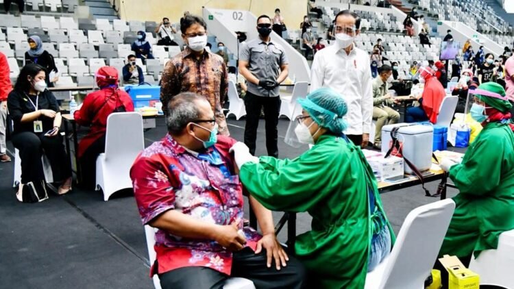 Presiden Jokowi Tinjau Vaksinasi Massal bagi SDM Kesehatan