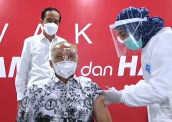 Presiden Tinjau Vaksinasi Massal Tenaga Pendidik dan Kependidikan di SMAN 70 Jakarta