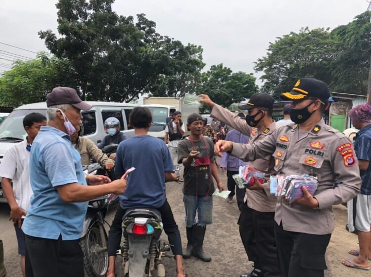 Satgas Aman Nusa 2021 Bagikan 15.000 Masker di Pasar Kalodran