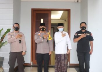 Sowan Sesepuh, Kabid Humas Polda Banten Kunjungi Kediaman KH Embay Mulya Syarief