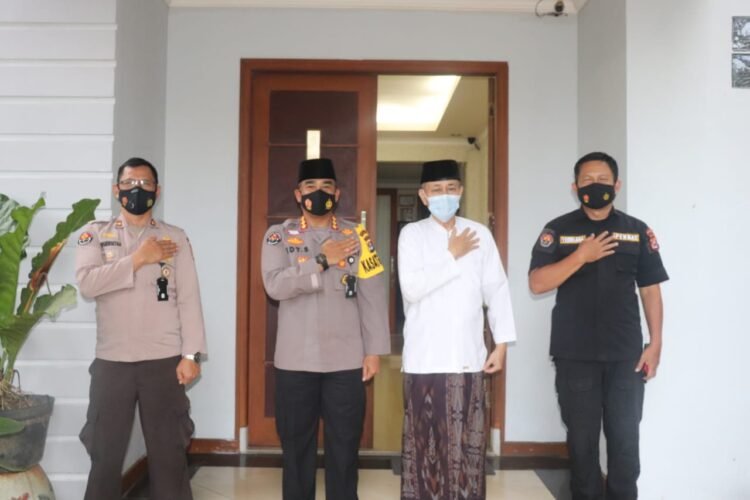 Sowan Sesepuh, Kabid Humas Polda Banten Kunjungi Kediaman KH Embay Mulya Syarief