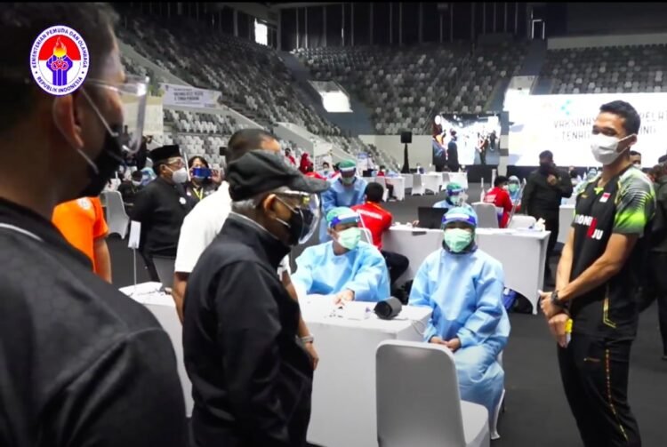 Wapres Tinjau Pelaksanaan Vaksinasi Massal Bagi Atlet di Istora Senayan, Jakarta