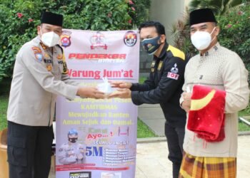 “Warung Jum’at” Tim Jumat Barokah Polda Banten Bagikan Takjil Dimasjid Baiturrahman Polda Banten