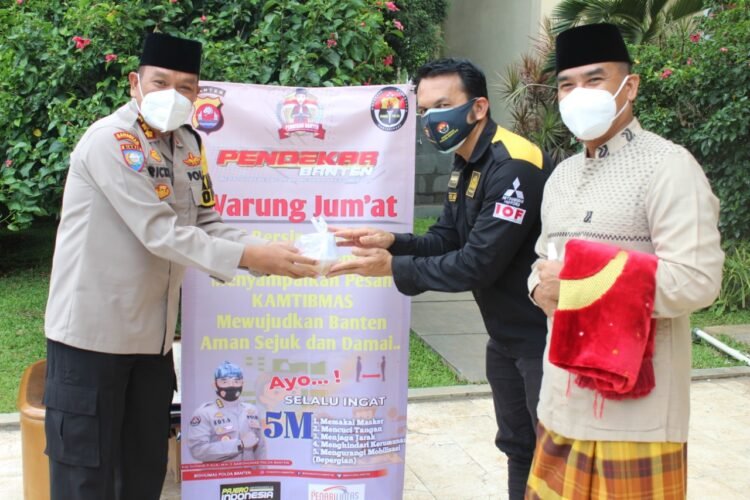 “Warung Jum’at” Tim Jumat Barokah Polda Banten Bagikan Takjil Dimasjid Baiturrahman Polda Banten