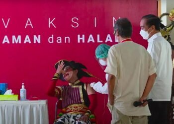 Tinjau Vaksinasi Massal Pekerja Seni, Presiden: Semoga Terlindungi dan Tetap Semangat Berkarya